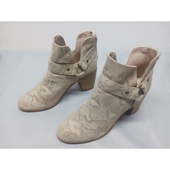BC Footwear Earth-tone Snakeskin Design Ankle Bootie l Size: 7.5 - Picture 2 of 4
